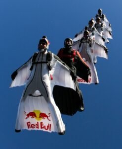 BASE Jumping vs Wingsuit Flying: Membedah Dua Disiplin Ekstrem yang Memacu Adrenalin
