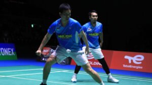 Perbandingan Mendalam: Bulu Tangkis Tunggal vs. Ganda