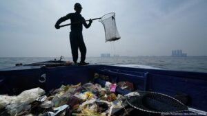 Politik Sampah Plastik 2025: Antara Ambisi, Realitas, dan Tantangan Implementasi