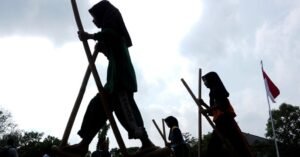 Tentu, mari kita susun artikel tentang sejarah dan aturan permainan egrang dengan cermat.