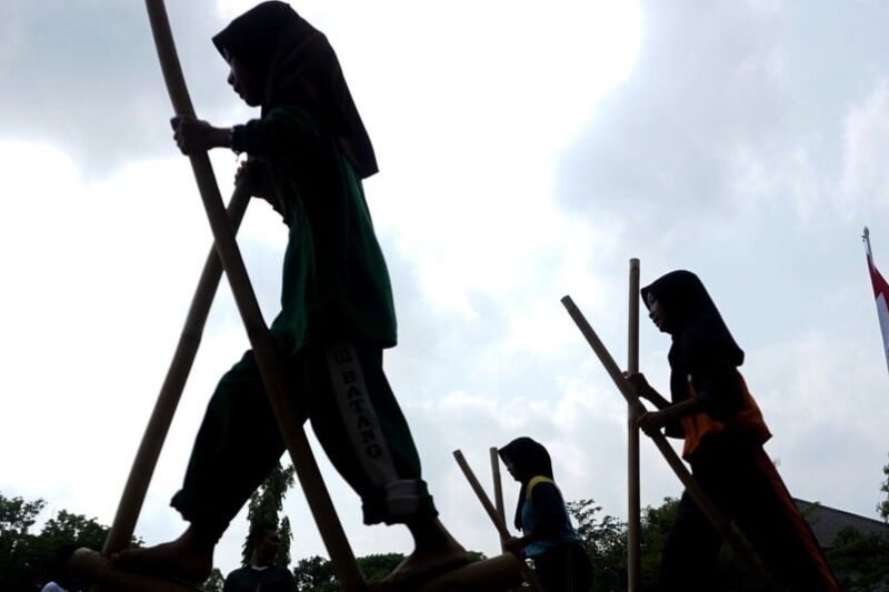 Tentu, mari kita susun artikel tentang sejarah dan aturan permainan egrang dengan cermat.