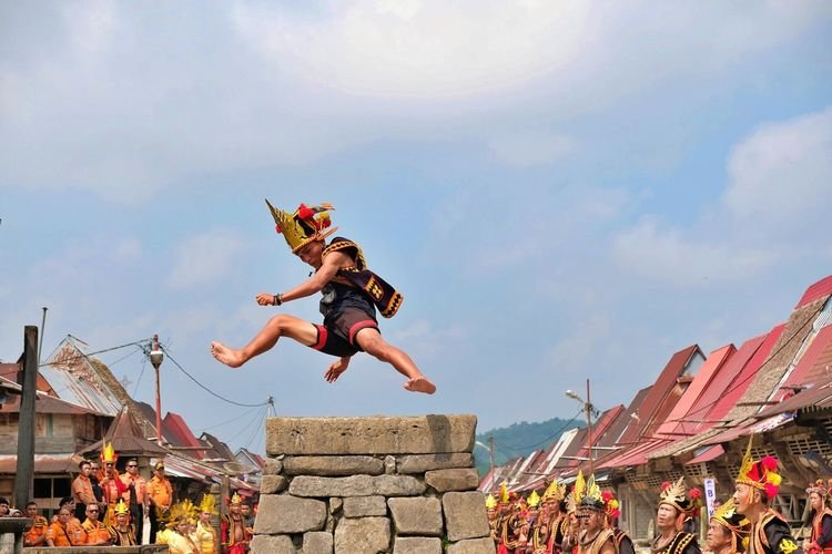 Lompat Batu Nias: Warisan Budaya yang Menguji Nyali dan Melestarikan Tradisi