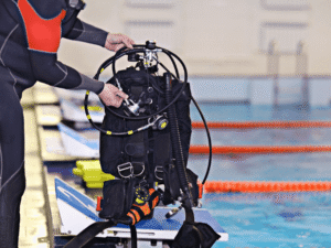 Tentu, mari kita bahas secara mendalam tentang peralatan yang dibutuhkan untuk scuba diving, sebuah petualangan bawah laut yang menakjubkan.