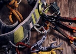 Tentu, mari kita buat artikel informatif tentang peralatan wajib untuk rock climbing.