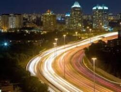 Cara Mengatur Pencahayaan Kamera Saat Memotret Keindahan Lampu Kota di Malam Hari Tanpa Tripod